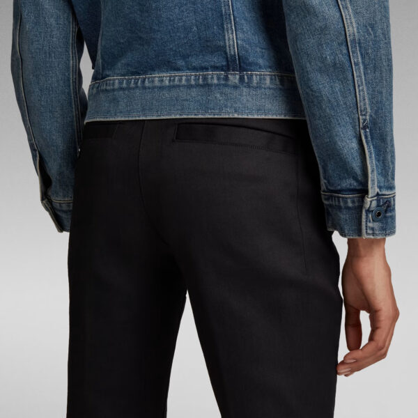 Le Bronson est le chino culte de G-Star RAW. Confectionnée dans un denim extensible, cette version skinny est dotée