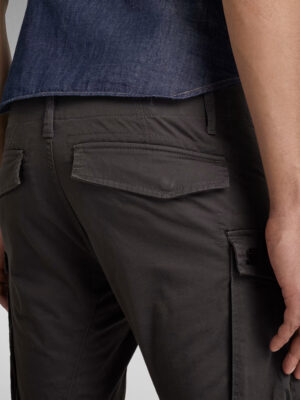 ce pantalon Rovic Zip 3D présente des poches cargo sur les cuisses, dont une avec une poche zippée supplémentaire. Des poches à empiècements sont renforcées d'une bande tissée positionnée le long des bords et le dos présente des poches à rabat. Les genoux articulés offrent une liberté de mouvement accrue