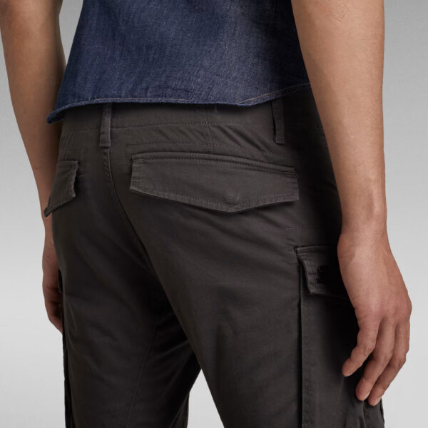 ce pantalon Rovic Zip 3D présente des poches cargo sur les cuisses, dont une avec une poche zippée supplémentaire. Des poches à empiècements sont renforcées d'une bande tissée positionnée le long des bords et le dos présente des poches à rabat. Les genoux articulés offrent une liberté de mouvement accrue