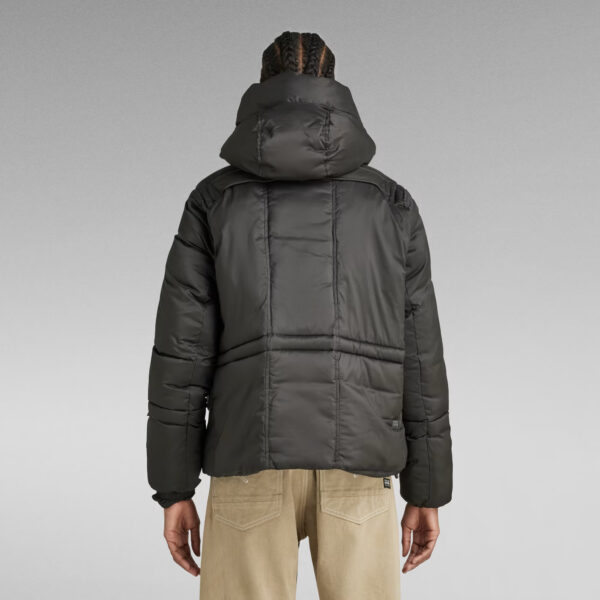 ette veste G-Whistler Short Padded est confectionnée dans un tissu déperlant, elle présente une capuche confortable avec une grande visière. La fermeture zippée centrée sur le devant est recouverte d'un rabat-tempête à boutons-pression empêchant le vent de pénétrer