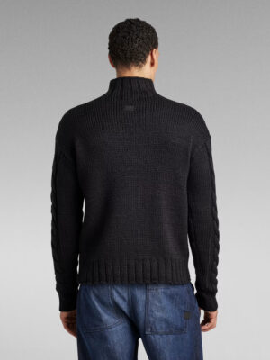 Le pull en maille Heavy Cable Mock présente une coupe ample. Ce pull épais en maille présente une structure torsadée sur le devant et le haut des manches. Son col cheminée confortable vient le compléter.