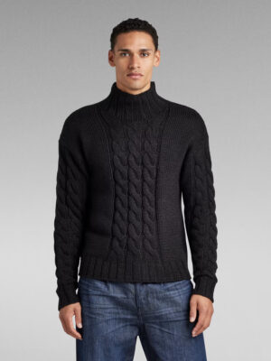 Le pull en maille Heavy Cable Mock présente une coupe ample. Ce pull épais en maille présente une structure torsadée sur le devant et le haut des manches. Son col cheminée confortable vient le compléter.