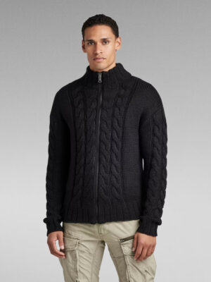 Le pull en maille zippé sur toute la hauteur Heavy Cable présente une coupe ample. Ce pull épais en maille présente une structure torsadée sur le devant et le haut des manches. Portez-le comme un pull ou ouvrez le zip pour le porter comme un cardigan. Associez-le à un jean G-Star RAW bio pour compléter le look.