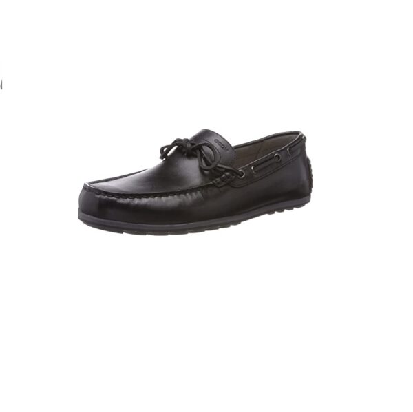 Les Geox U Mirvin B sont des mocassins pour homme au design inspiré de l’univers automobile caractérisés par un haut d’amorti et de souplesse. Réalisés en cuir velours et faciles à assortir, c’est un véritable joker de la garde-robe masculine. – Les systèmes brevetés Geox donnent la respirabilité de la semelle et le bien-être des pieds.