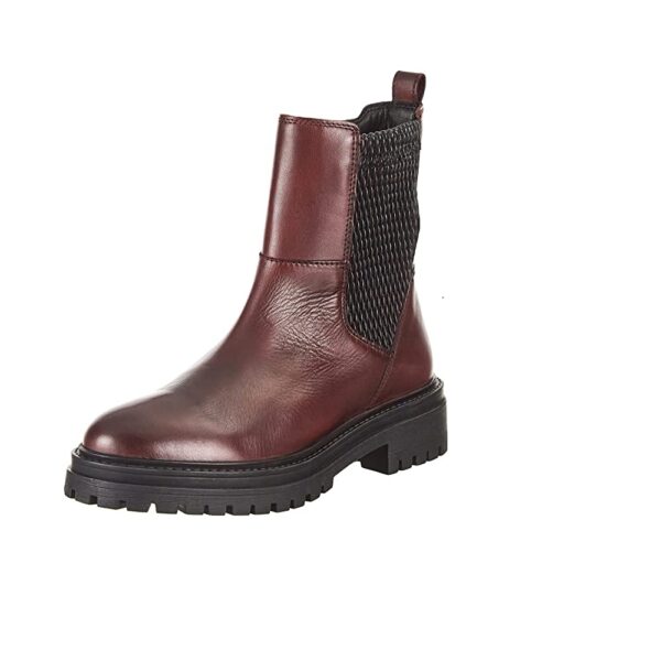 Bottines pour femme urbaines, inspirées des emblématiques bottines Chelsea boots et rehaussées par des détails brogue. Ultra-confortables, résistantes et respirantes, les Bleyze se présentent dans une version classique en cuir lisse noir avec des inserts élastiques qui facilitent l’enfilage. Un modèle intemporel revisité de manière tendance et moderne, qui se marie à la perfection aussi bien avec les tenues recherchées qu’avec les looks plus sportifs.