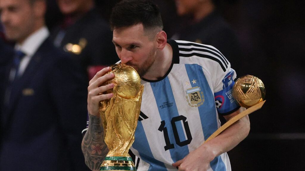 Lionel-Messi-qui-e Messi embrasse-la-Coupe-du-monde-apres-la-finale-France-Argentine-18-decembre-2022-