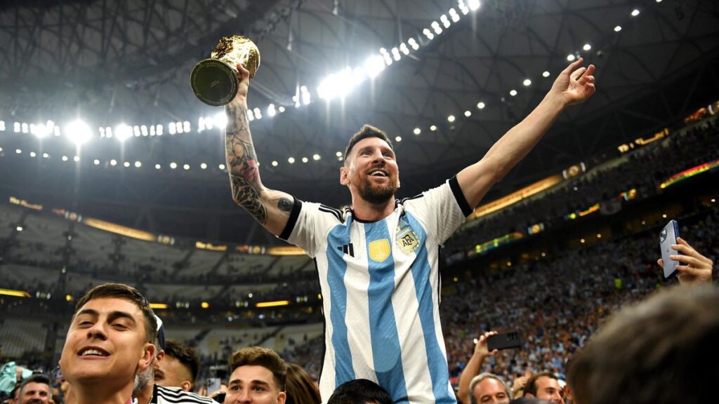 Lionel-Messi-qui-embrasse-la-Coupe-du-monde-apres-la-finale-France-Argentine-18-decembre-2022-