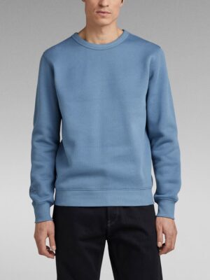 Le sweat Crewneck Logo présente une coupe droite et une encolure arrondie. Les manches et la taille sont côtelées pour une finition confortable. La bande à motif G-Star RAW sur l’arrière de l’épaule vient compléter ce modèle.