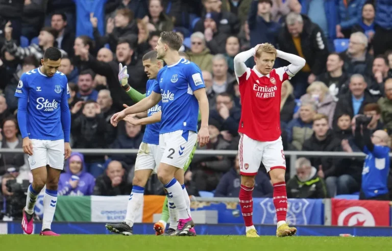 Arsenal chute à Everton mais reste leader