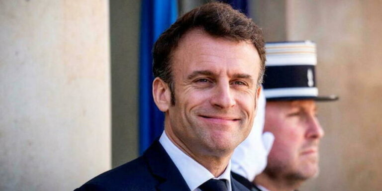 Emmanuel Macron entre promulgation et apaisement