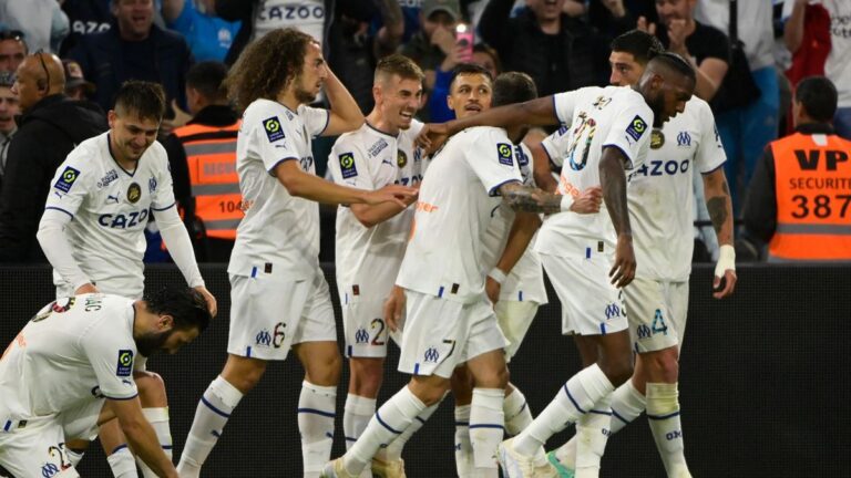 L’OM s’impose devant l’AJ Auxerre et menace le PSG