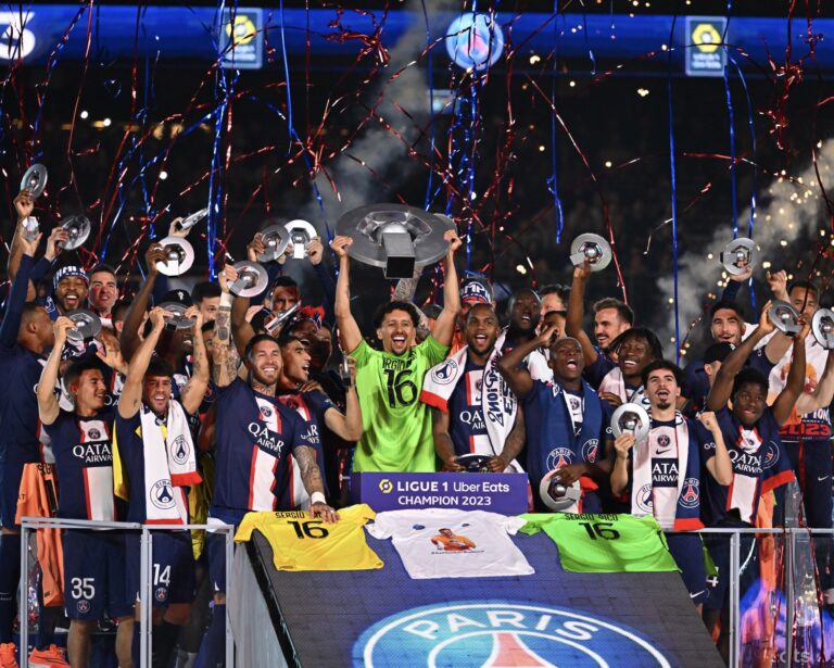 Le PSG a soulevé le trophée et termine la saison avec une défaite